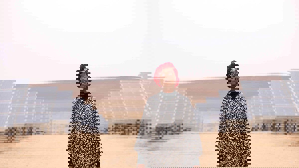 "الأرض بدأت تتخلص منا هي الأخرى".. شاعرة تنقل أصوات اللاجئين إلى غلاسكو