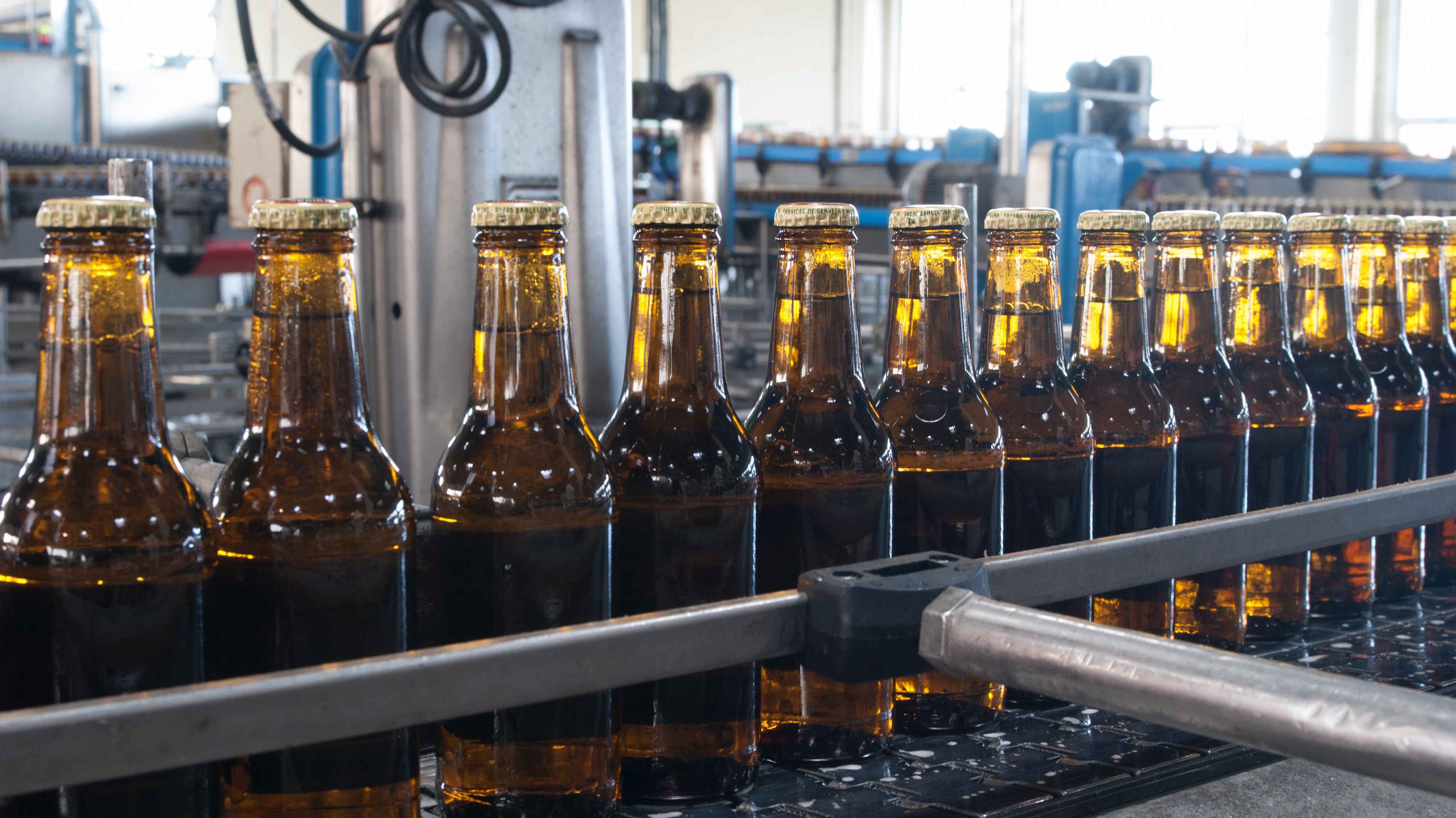 بعد "فاجعة الكحول السامة".. المغرب تطيح بأكبر تجار "ماء الحياة"