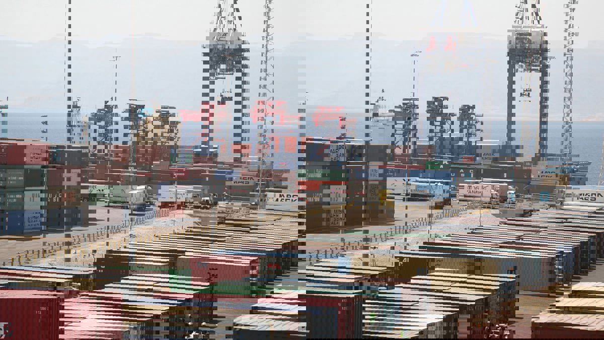 عمال الموانئ الأردنية يعلقون العمل احتجاجا على ضحايا تسرب غاز الكلورين