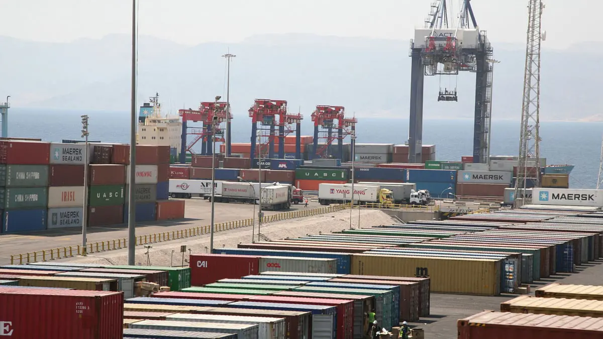 عمال الموانئ الأردنية يعلقون العمل احتجاجا على ضحايا تسرب غاز الكلورين