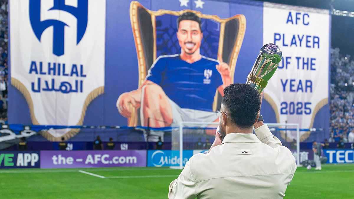 ب"تيفو" رائع.. جمهور الهلال السعودي يحتفي بإنجاز سالم الدوسري (صور وفيديو) 