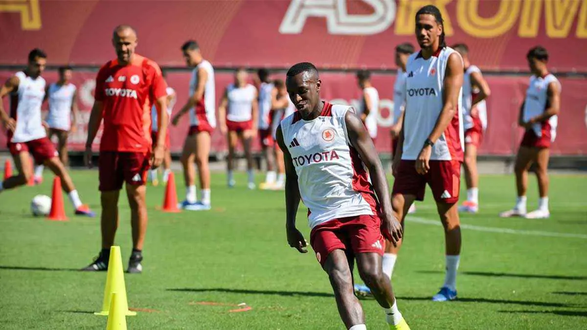 سعود عبد الحميد يثير جدلًا بـ"قلب" لسفيان رحيمي (صورة)