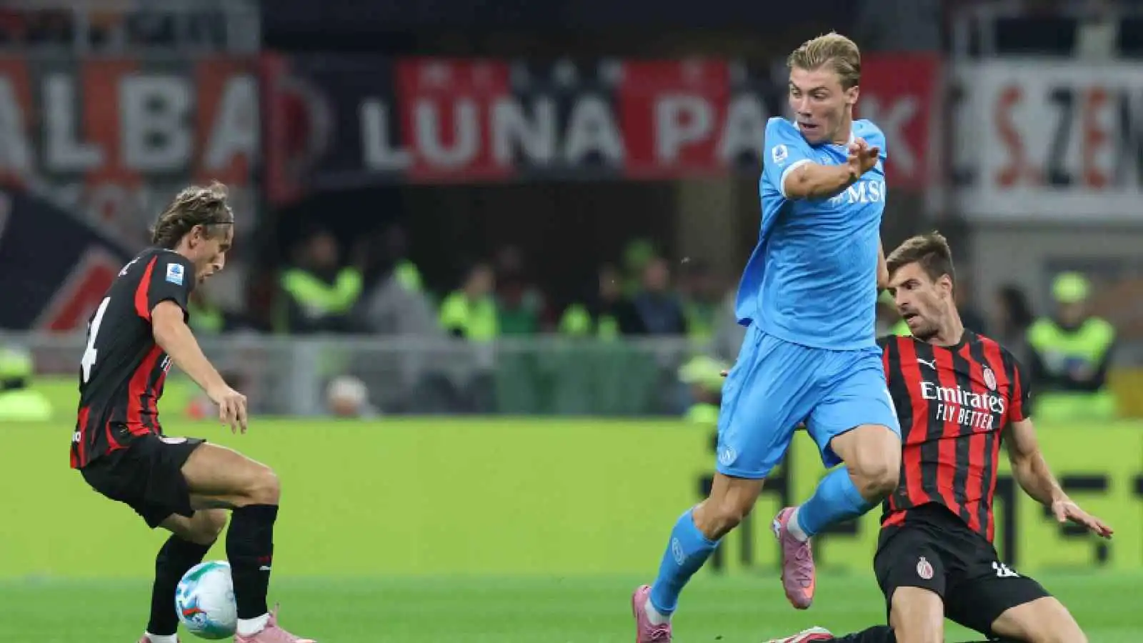 الموعد والقنوات الناقلة لمواجهة نابولي وميلان في نصف نهائي السوبر الإيطالي