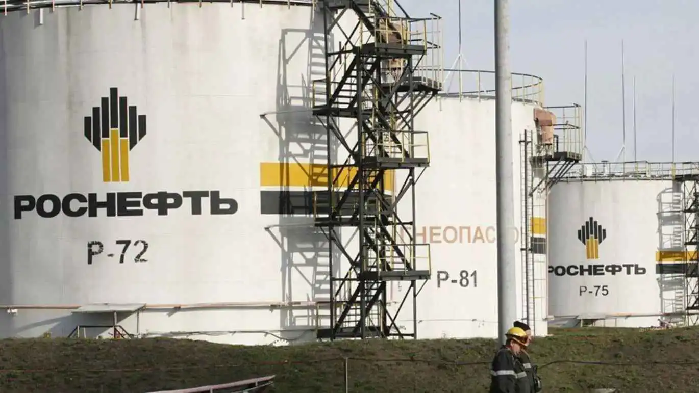 بريطانيا تستهدف النفط الروسي بعقوبات جديدة