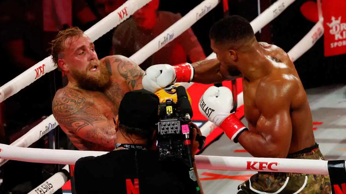 ردا على خسارته.. ملاكم يفرش طائرته الخاصة بـ 200 مليون جنيه (فيديو)