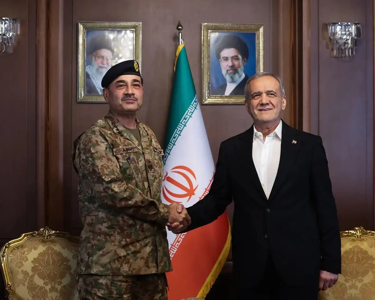 الرئيس الإيراني بزشكيان وقائد الجيش الباكستاني عاصم منير.