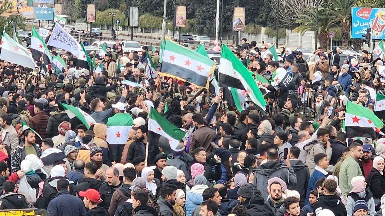 "جمعة الحِداد".. وقفات في مدن سورية دعماً للحكومة الجديدة (فيديو وصور)