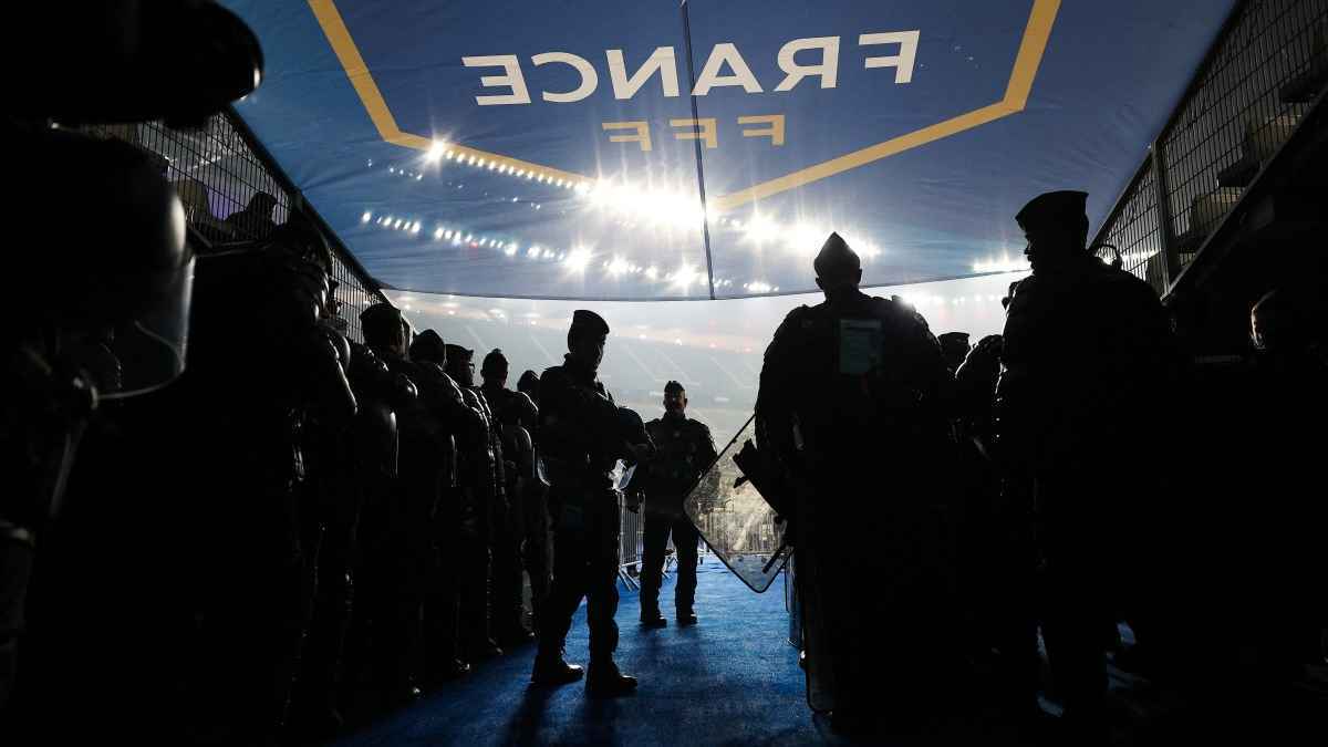 باريس "تغلي".. اندلاع مظاهرات واشتباكات بين الجماهير (فيديو وصور)