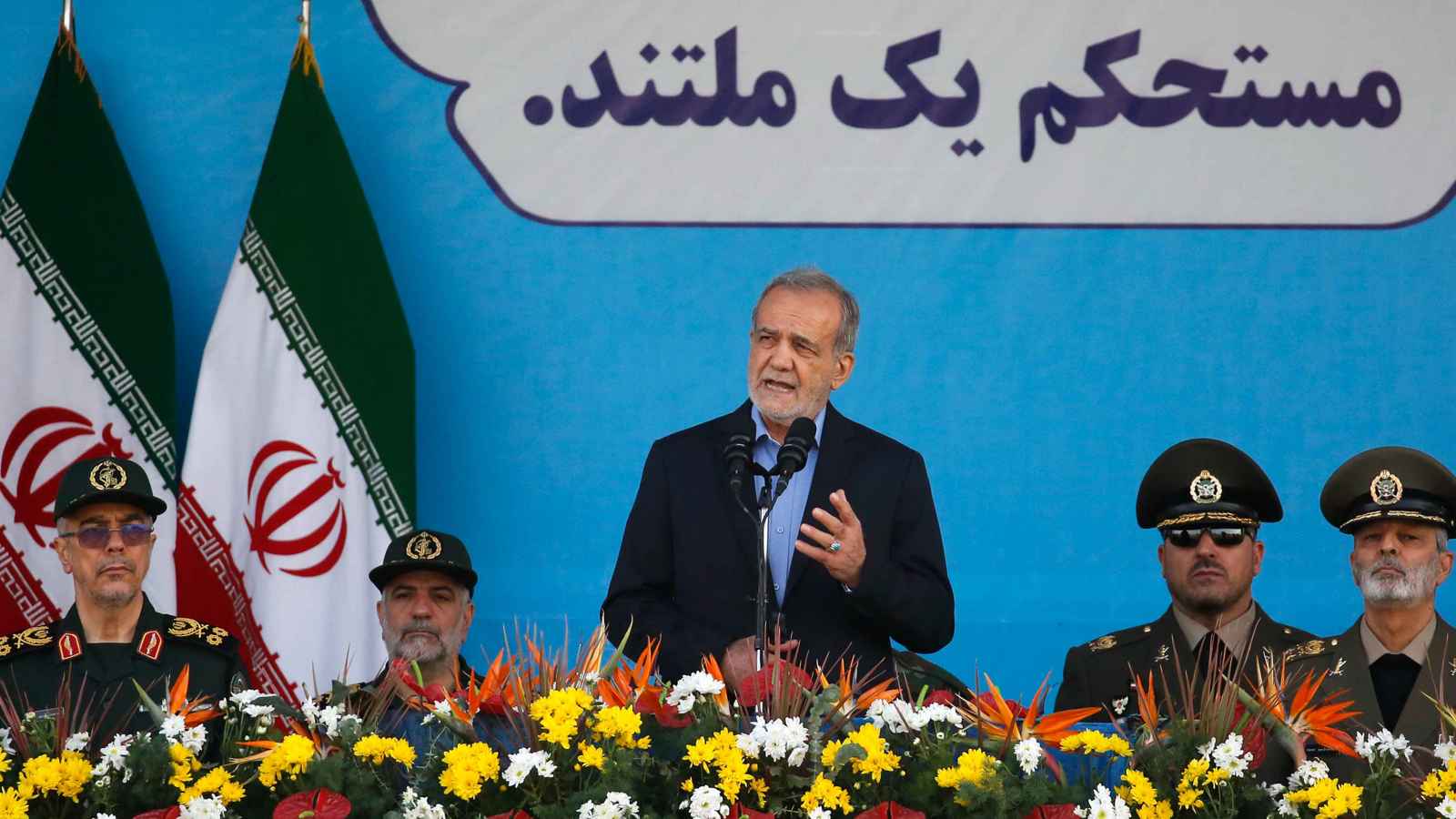 إيرانيون يدعون بزشكيان إلى انتهاز "فرصة ترامب"