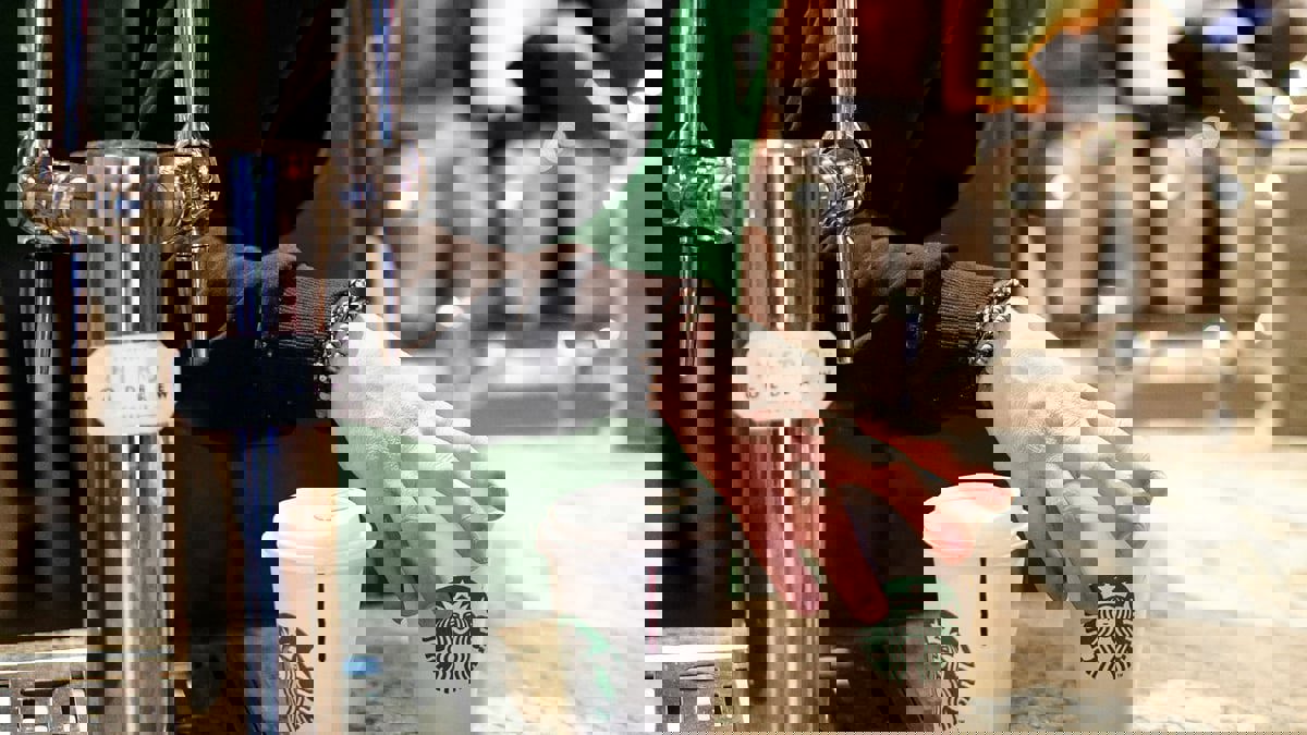 البن السعودي يكتسب شهرة عالمية بعد توجه مقاهي ستاربكس نحوه (فيديو)