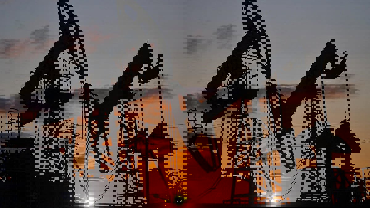 خام برنت يتجه لتسجيل أول زيادة شهرية هذا العام