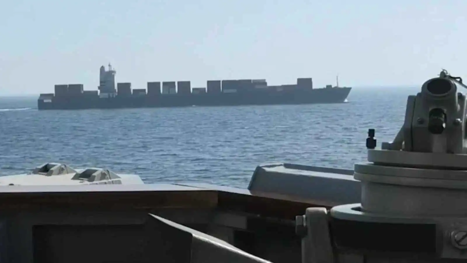 السفينة الإيرانية أثناء توجهها إلى ميناء بندر عباس