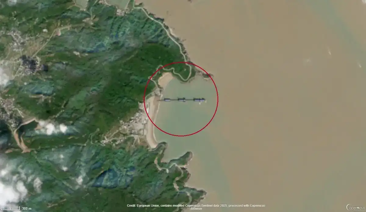 ثلاثة زوارق "شويكياو" الصينية