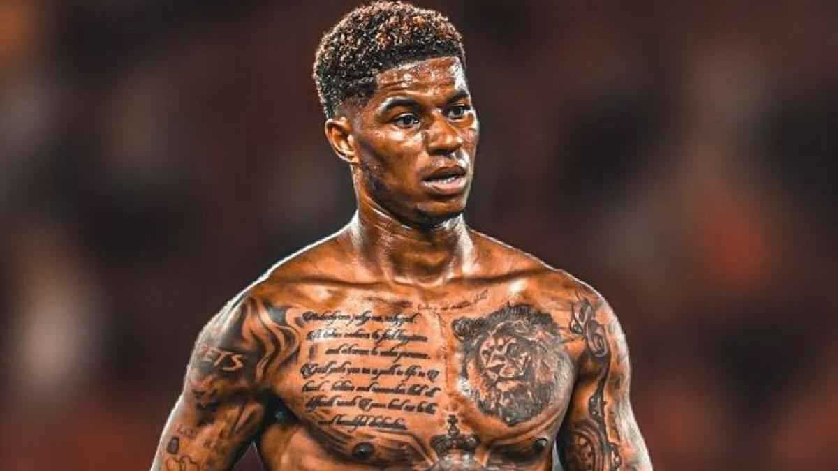 نقش عليه سيرة حياته.. ما دلالة 8 وشوم مثيرة على جسد راشفورد؟