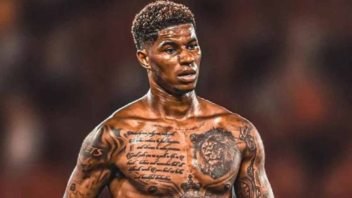 نقش عليه سيرة حياته.. ما دلالة 8 وشوم مثيرة على جسد راشفورد؟