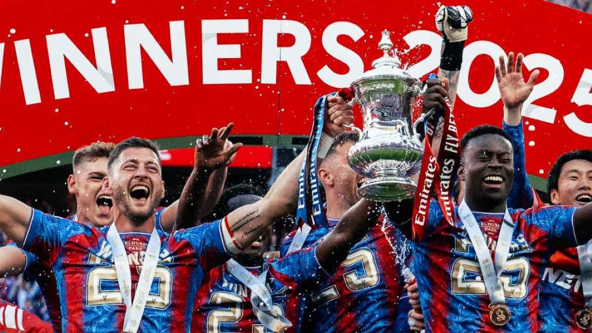 يويفا يمنع كريستال بالاس من خوض الدوري الأوروبي بسبب رئيس نادي ليون