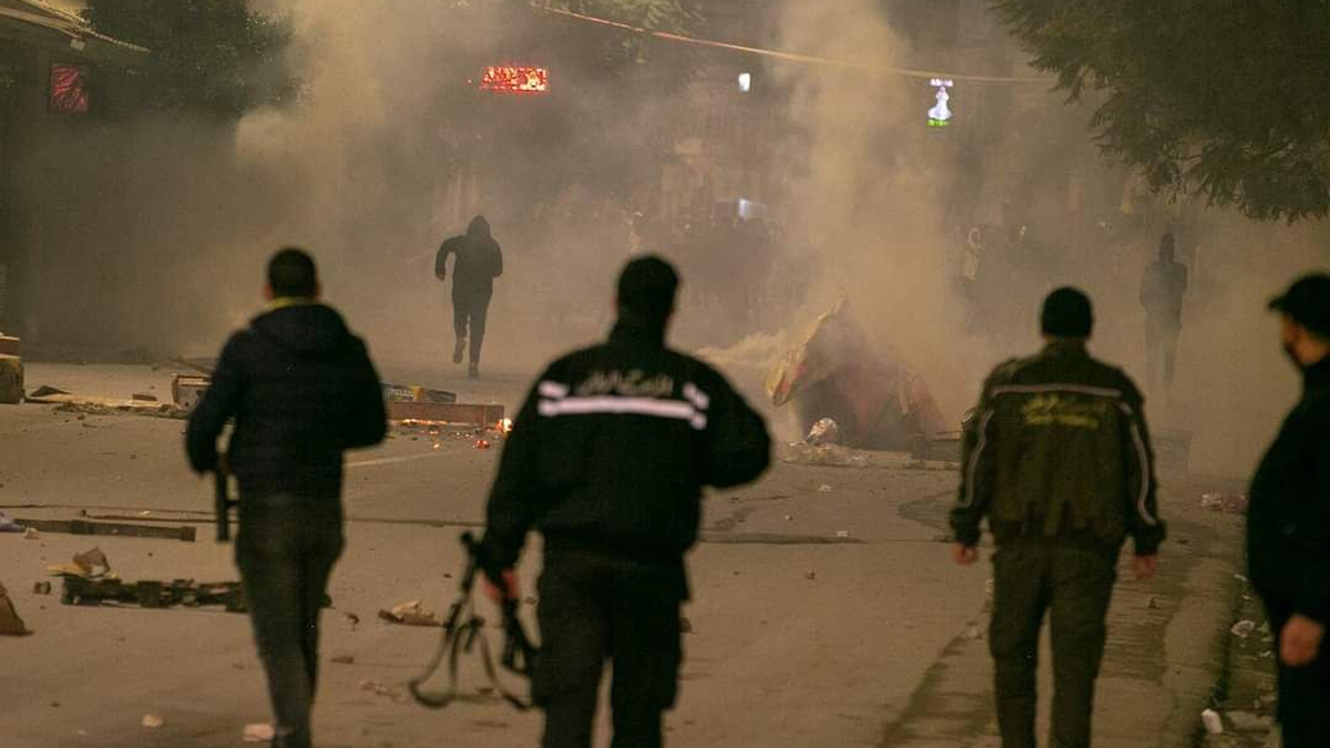 اتساع رقعة الاحتجاجات العنيفة في تونس (فيديو و صور)