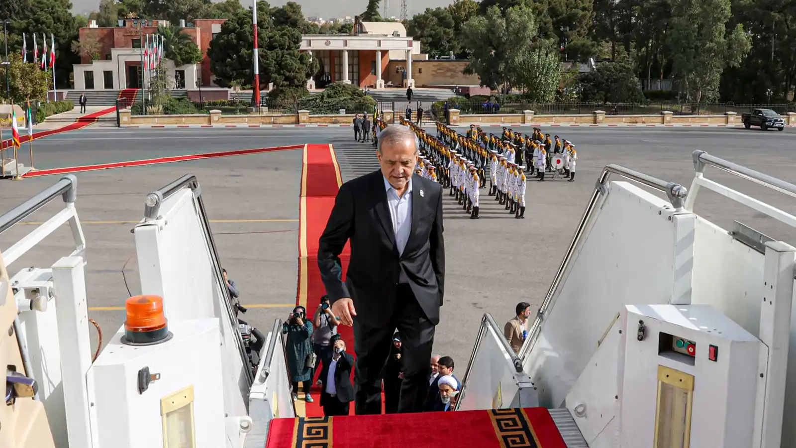 الرئيس الإيراني: راتبي الشهري يعادل "ألف دولار فقط"