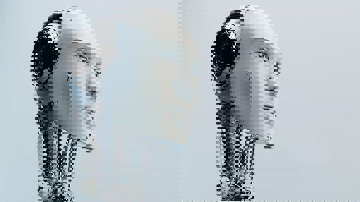 "سانتو".. أول كاهن "روبوت" يلقي العظات لرواد كنيسة في بولندا