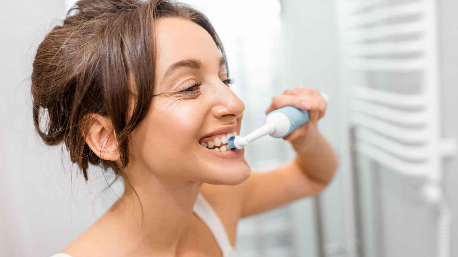 هل فرشاة الأسنان الكهربائية ضرورية لتحسين صحة الفم؟