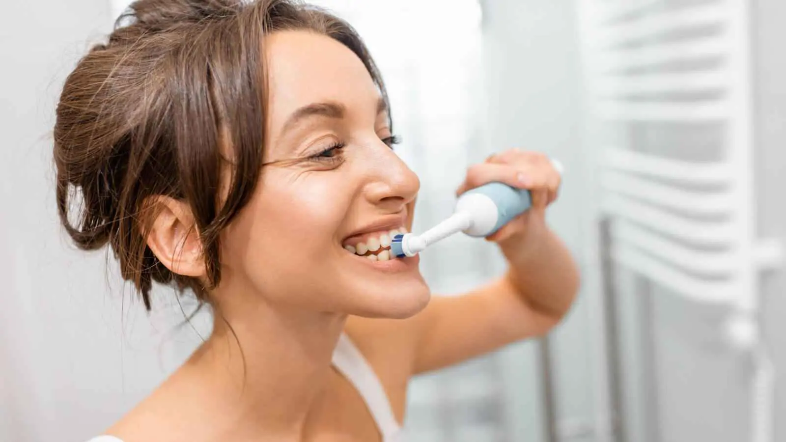 هل فرشاة الأسنان الكهربائية ضرورية لتحسين صحة الفم؟