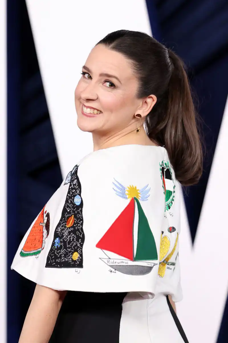 مس رايتشل تستعرض فستانها