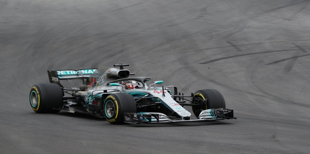 هاميلتون ينهي هيمنة فيتل على مركز أول المنطلقين في سباق إسبانيا