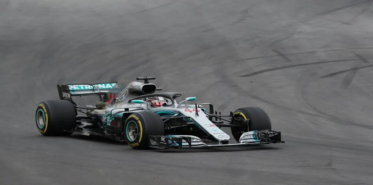 هاميلتون ينهي هيمنة فيتل على مركز أول المنطلقين في سباق إسبانيا