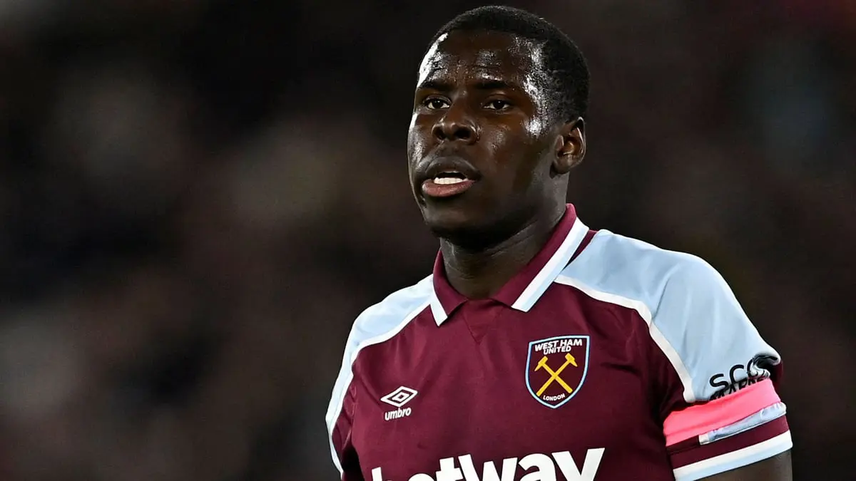 مدرب وست هام يدافع عن قرار إشراك كيرت زوما بعد أزمة ركل اللاعب قطته