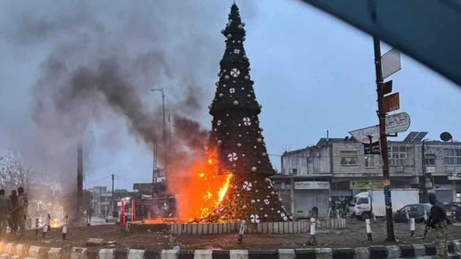 المتهمون "غير سوريين".. إضرام النار في شجرة ميلاد بريف حماة