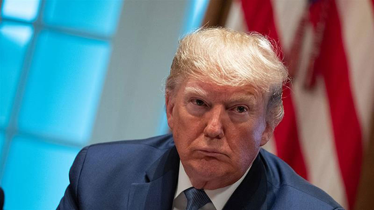 ترامب يواجه انتقادات حادة على خلفية كشفه اسم المخبر المفترض في قضية العزل