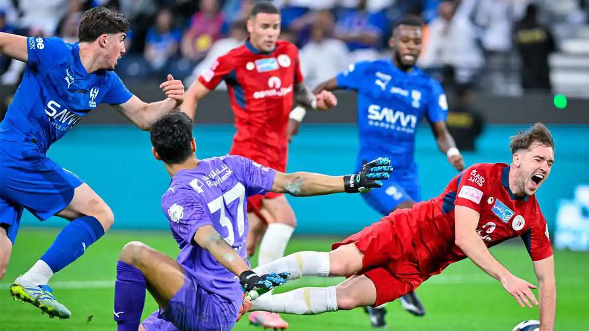 هل حرم الحكم فريق ضمك من ركلة جزاء صحيحة أمام الهلال؟