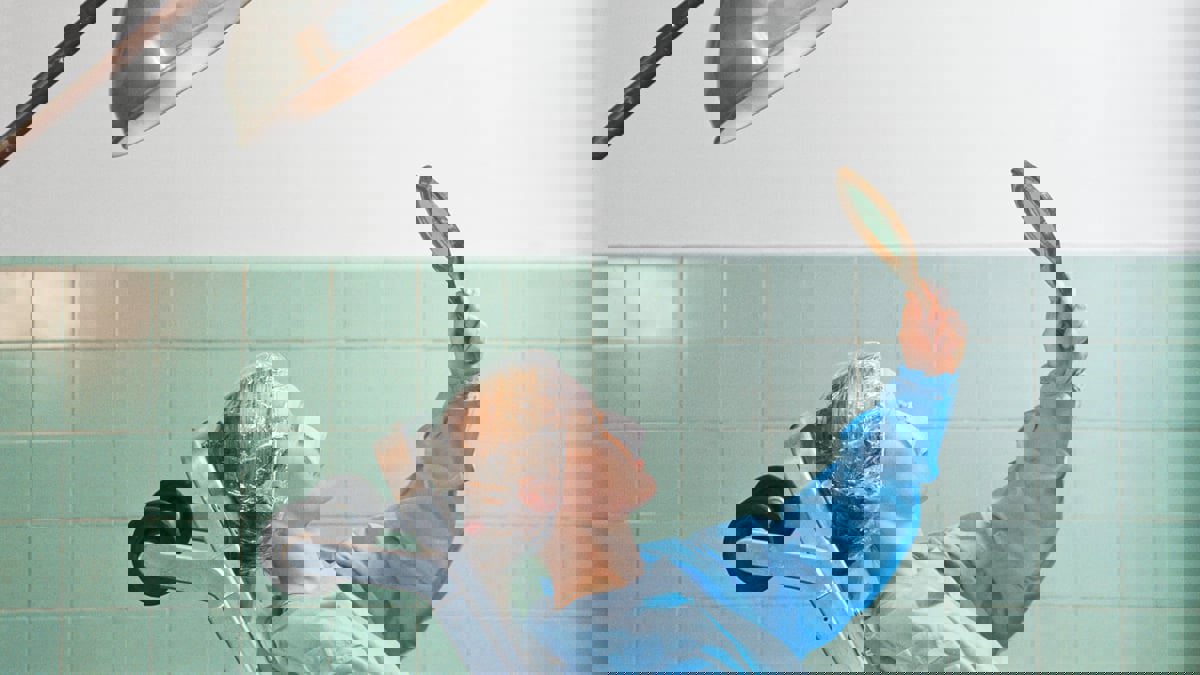 أخطاء طبية وتحرش.. اتهامات خطيرة تلاحق جراح تجميل شهير 