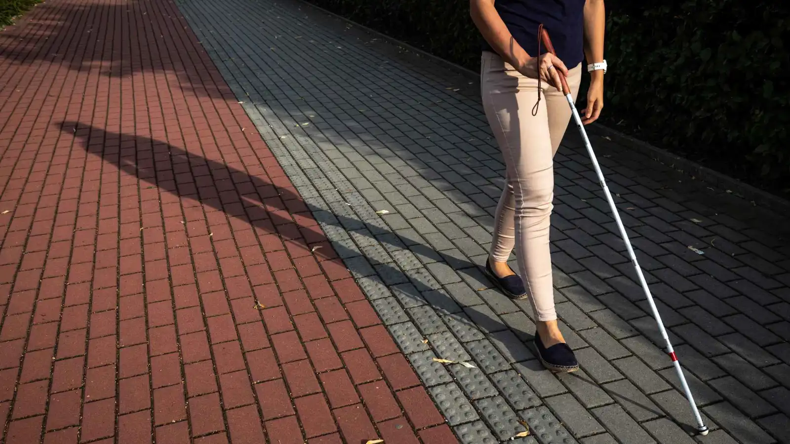 "الأكثر إخلاصاً".. زوج يحصد إشادة واسعة بفضل إعاقة زوجته (فيديو)