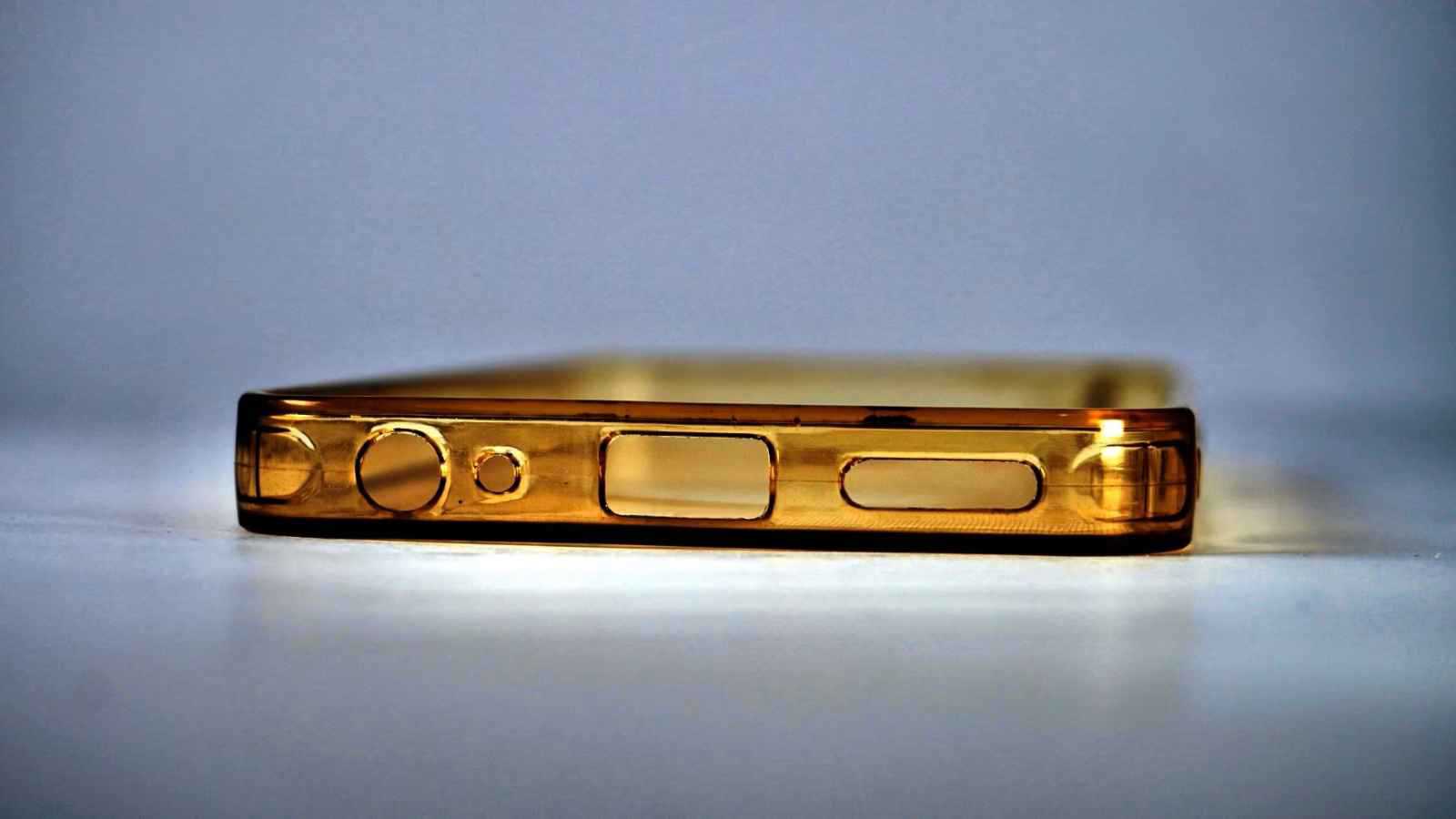 5 حلول لمنع غطاء هاتفك الشفاف من التحول إلى اللون الأصفر