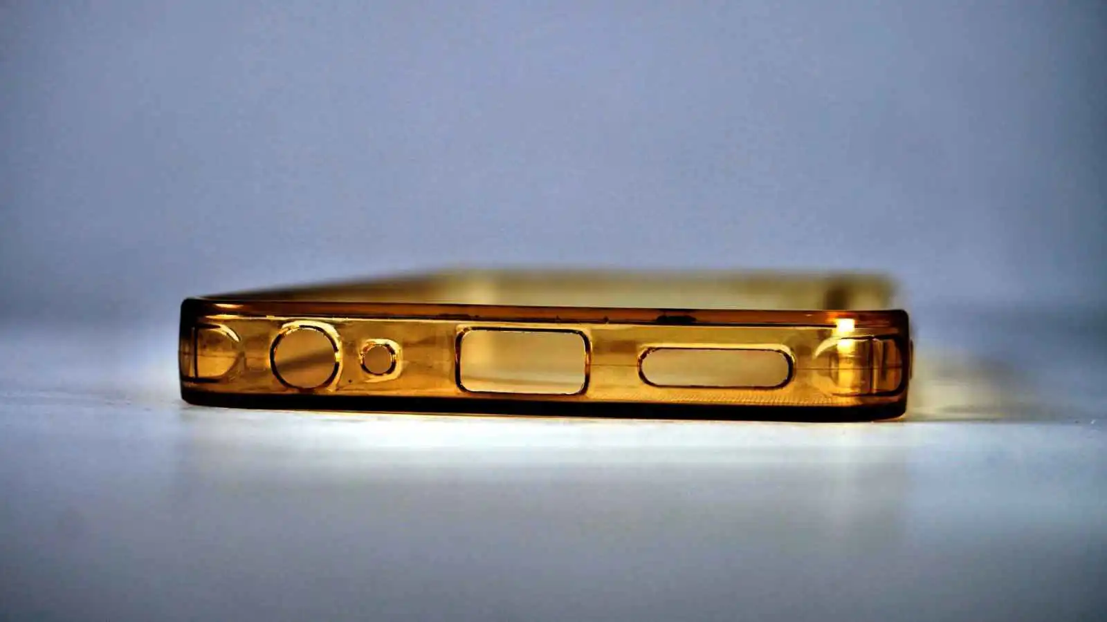 5 حلول لمنع غطاء هاتفك الشفاف من التحول إلى اللون الأصفر