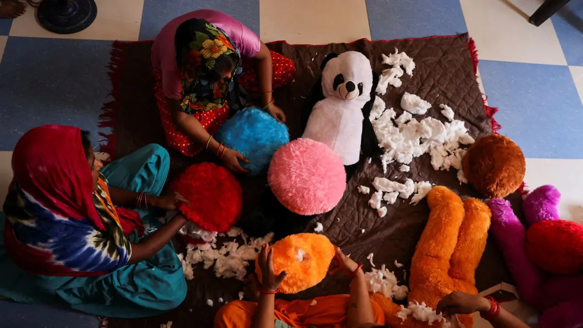 مصنع يحول أعقاب السجائر إلى حشو للدمى