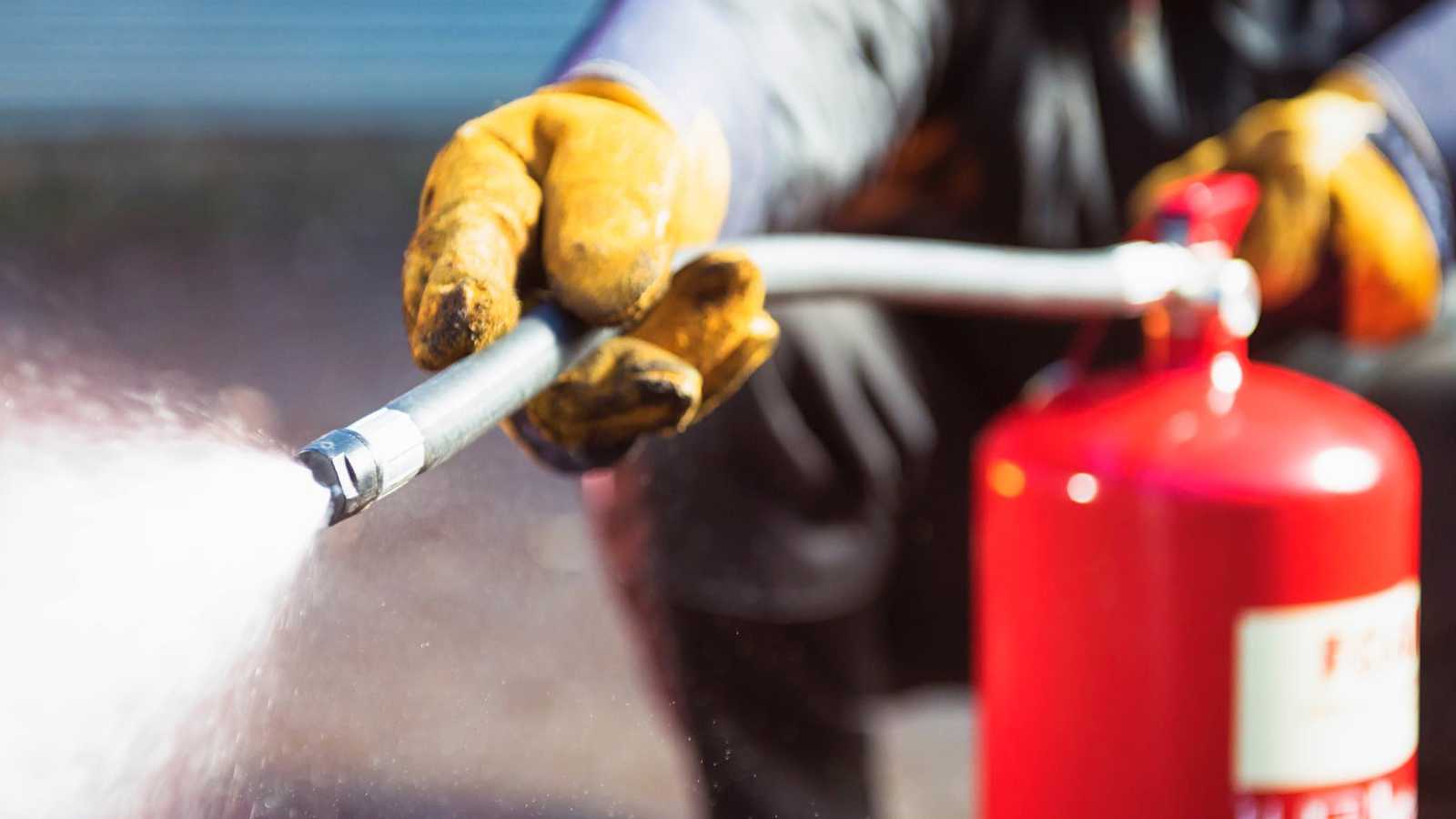 طفل يتسبب بحريق داخل متجر في بورصة التركية (فيديو)