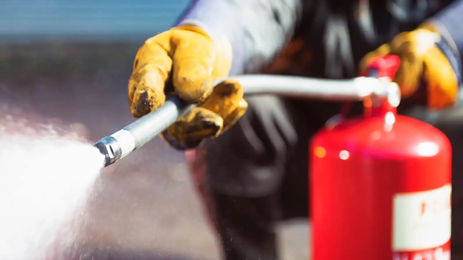 طفل يتسبب بحريق داخل متجر في بورصة التركية (فيديو)