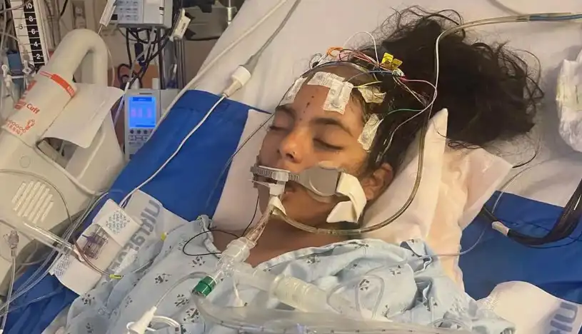 الطفلة وهي في المستشفى 