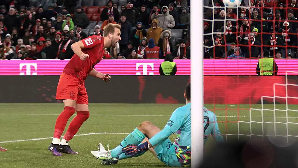 هاري كين يسجل "هدف العام" ويتقدم على عمر مرموش (فيديو)