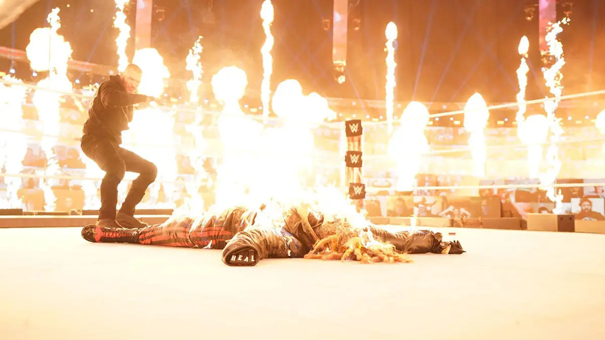 في مشهد صادم.. راندي أورتن يشعل النار في جسد "ذا فيند" خلال نزال "WWE TLC 2020" (فيديو)