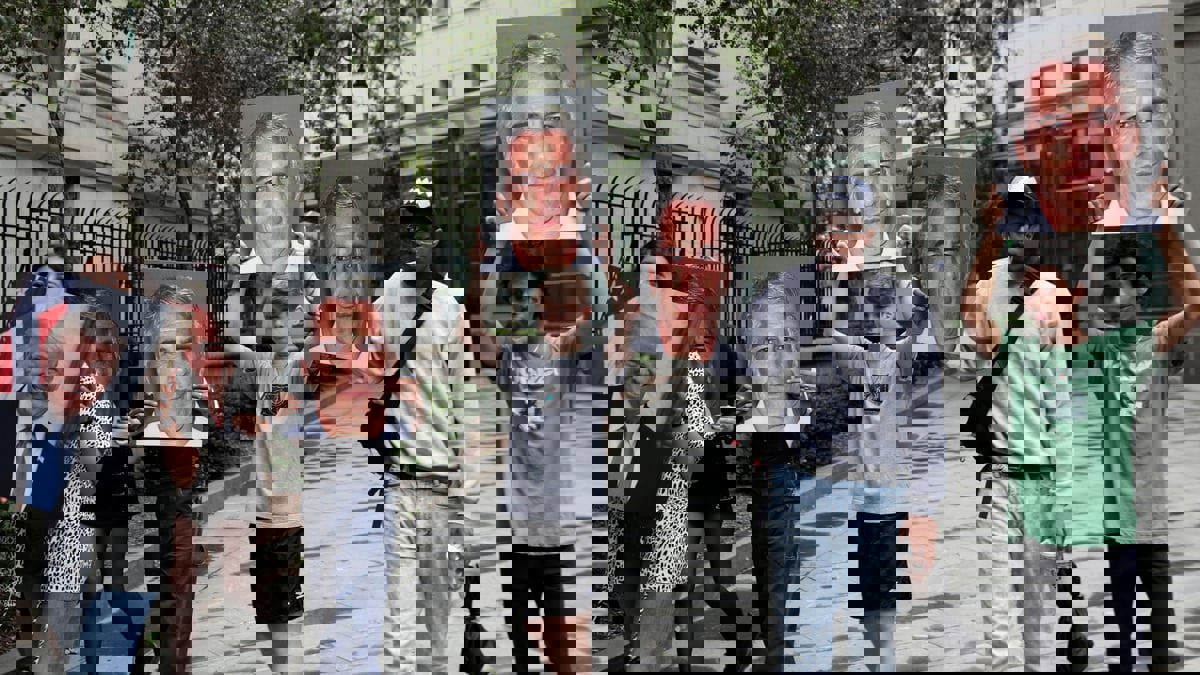 من هم أبرز المشاهير الذين تورطوا في قضية جيفري إبستين؟