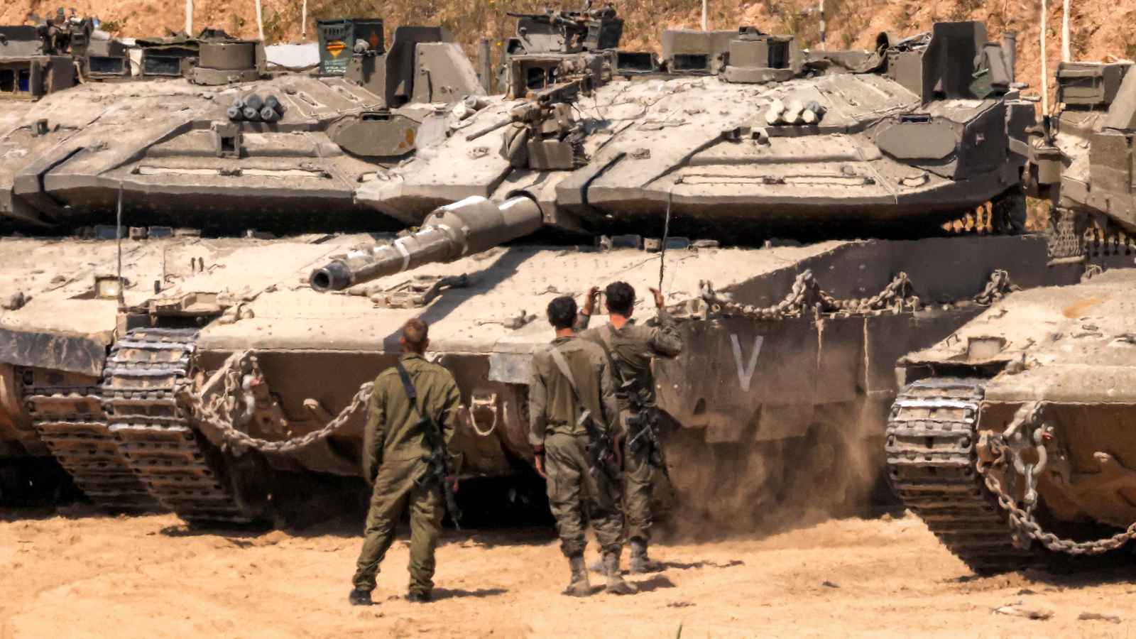 خبراء: إسرائيل تهيئ للحكم العسكري في غزة عبر سلاح المساعدات