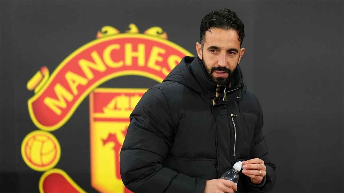 خطوة أخيرة تفصل أسطورة مانشستر يونايتد عن خلافة أموريم 