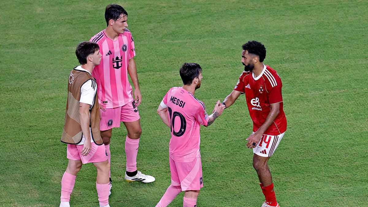 حرم الأهلي من هدف قاتل.. لقطة جنونية لميسي تورط حسين الشحات (فيديو)