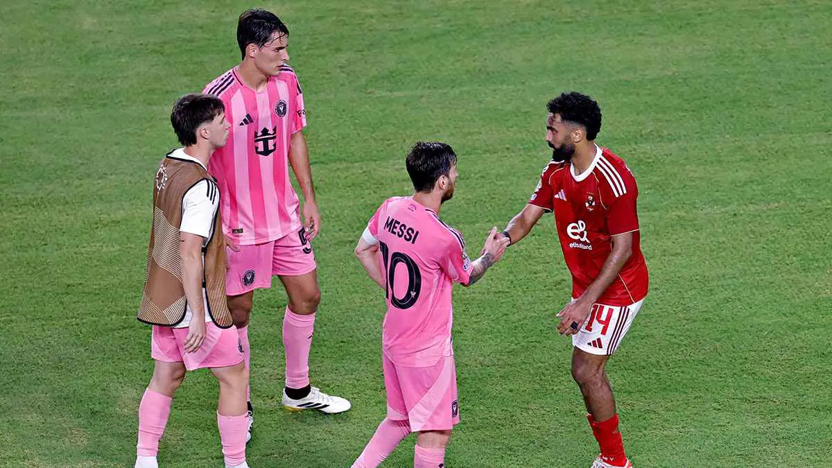 حرم الأهلي من هدف قاتل.. لقطة جنونية لميسي تورط حسين الشحات (فيديو)