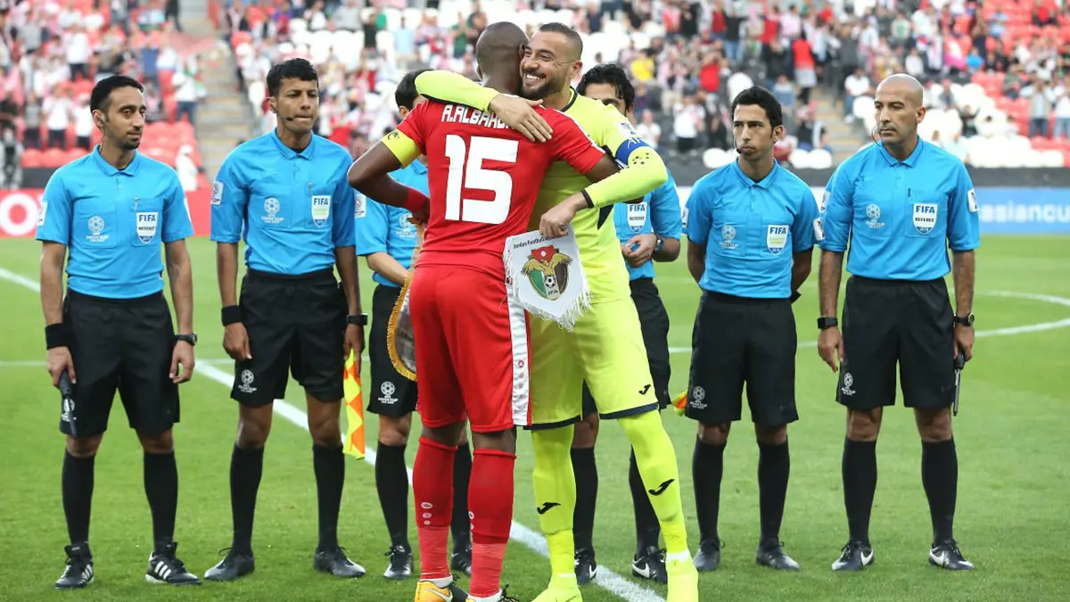 لحظة تحول حزن منتخب فلسطين والجمهور إلى فرح بعد هزيمة سوريا أمام أستراليا (فيديو)