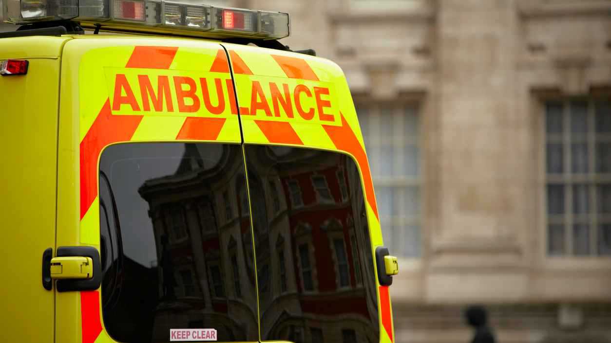 منع مسعفة من مزاولة مهنتها بعد ادعاء مرض شقيقتها للحصول على إجازة