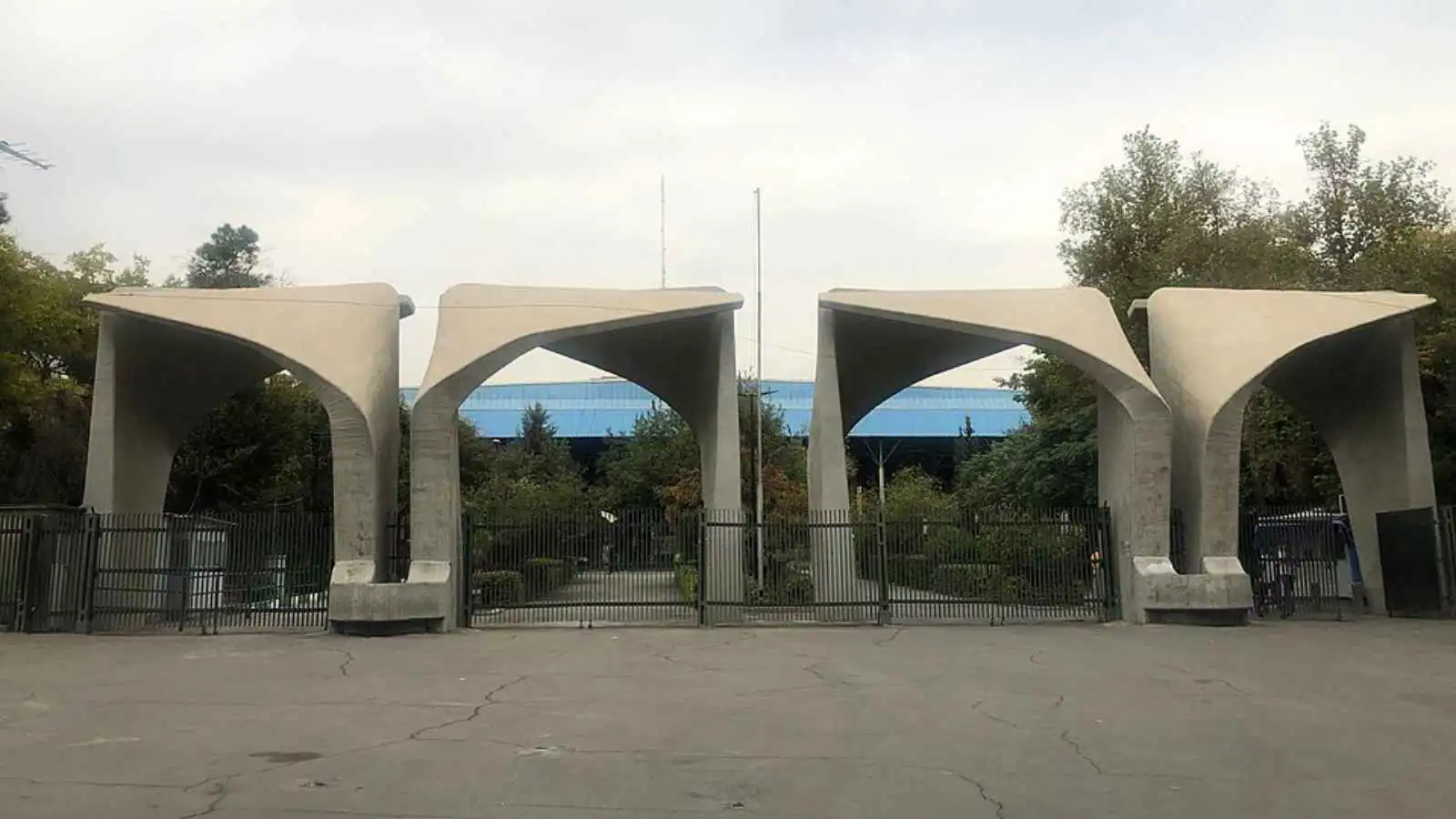 إصابات خلال تجمعات احتجاجية في جامعتي شريف وأمير كبير بطهران (فيديو)